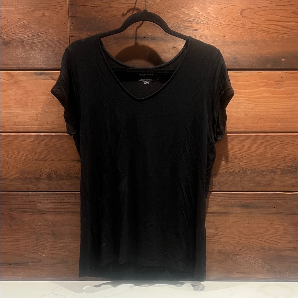 🔥‼️Tahari Black Short Sleeve V-Neck Top‼️🔥